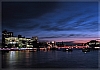 Nocny Londyn wraz z czerwono podświetlonym mostem London Bridge