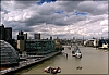 Widok z górnego korytarza widokowego Tower Bridge na zachodnią panoramę Londynu i HMS Belfast