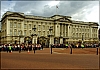 Tłumy oczekujących na zmianę warty przed pałacem Buckingham