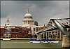 Millenium Bridge prowadzący do St Paul's Cathedral (w dolnej partii katedry płachta zasłaniająca rusztowania z narysowanym fragmentem fasady)