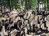 Stary Cmentarz Żydowski - pod nagrobkami jest 12 warstw grobów