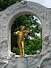 Złoty pomnik Johana Straussa w parku miejskim