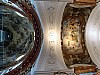 Wnętrze Karlskirche, po lewej fragment konstrukcji od windy pozwalającej turystom podziwianie sklepienia z bliska
