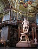 Wnętrze Biblioteki Narodowej z rzeźbą cesarza Karola