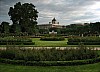 Volksgarden - park różany, w tle Muzeum Historii Naturalnej