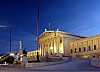 Parlament z antyczną fasadą, po lewej fontanna Pallas Ateny