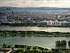 Widok z wieży Donauturm na Wiedeń, w dole Dunaj rozdzielony na dwie części sztuczną wyspą
