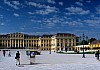 Ogromny dziedziniec przed pałacem Schloss Schonbrunn