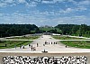 Widok z pałacu na park Schonbrunn. W oddali fontanna Neptuna oraz Glorietta na szczycie wzniesienia