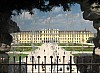 Pałac Schonbrunn widziany przez strugi wody z fontanny Neptuna