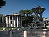 Fontanna na placu Bocca della Verita. W tle starorzymska świątynia Tempo di Vesta z II wieku p.n.e