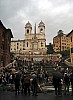Słynne Hiszpańskie Schody przy Piazza di Spagna prowadzące w górę do kościoła Trinita dei Monti