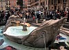 Fontana della Barcaccia (fontanna zepsutej łodzi) u stóp Schodów Hiszpańskich