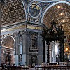 Ołtarz główny używany wyłącznie przez papieża przy wyjątkowych okazjach - osłonięty baldachimem