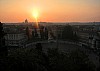 Zachód słońca nad Rzymem. Na pierwszym planie Piazza del Popolo