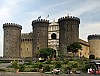 Zamek z XIII wieku - Castel Nuovo w Neapolu